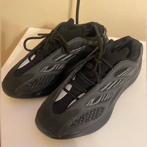 Yeezy 700 v3  shoes size 7 1/2